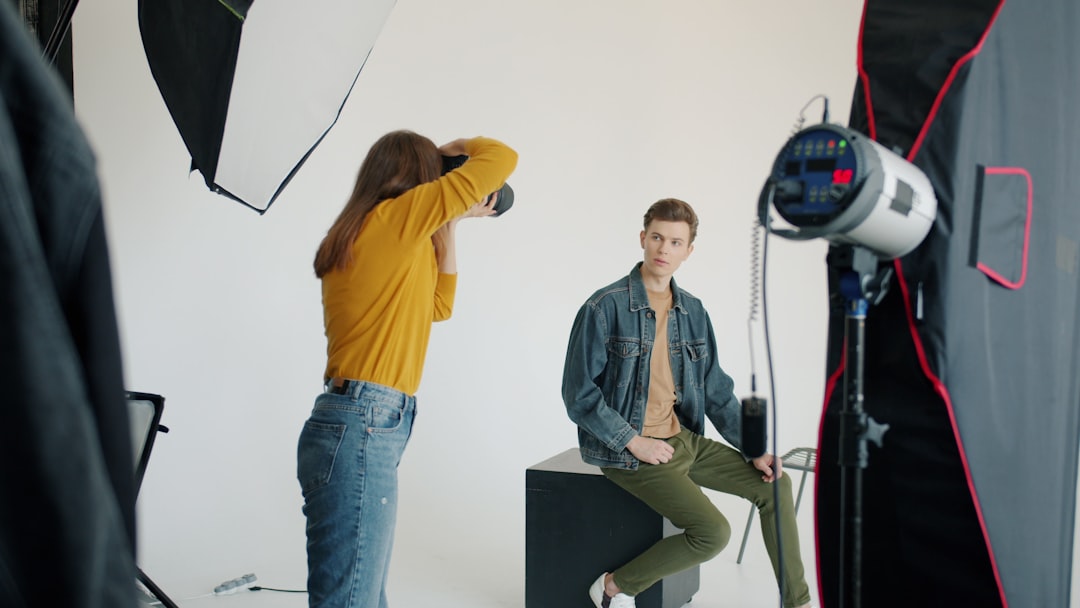 علاقة التصميم الإبداعي بمعدل النقر (CTR) في الإعلانات