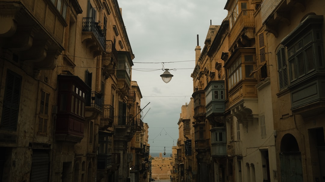 متى تحتاج فعلًا إلى سوشيال ميديا ديزاين ومتى لا؟